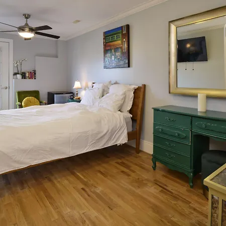 Above The Beach Guest Suites-3